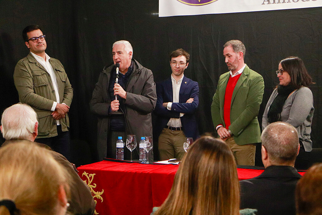 El alcalde, interviniendo esta tarde en la mesa redonda con las entidades que aglutinan a las hermandades de Ciudad Real, Puertollano y Almodóvar del Campo