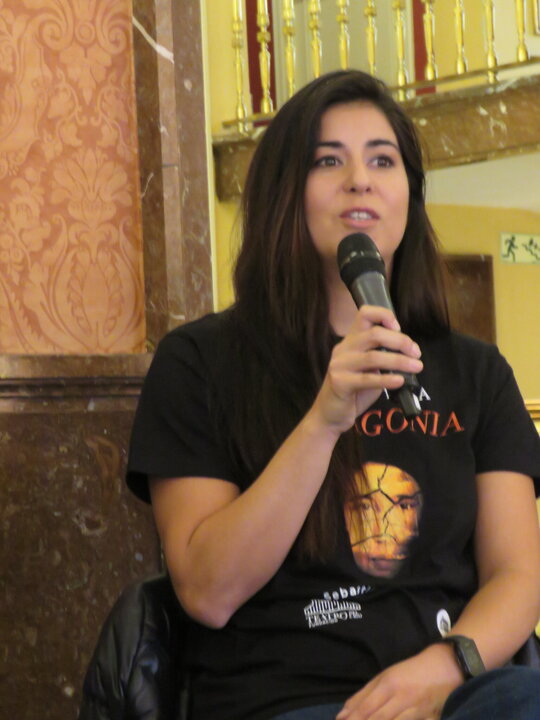 La soprano Marcela González, que asume el rol de Xorenken, mujer joven aonikenk en la obra