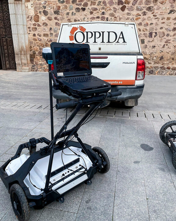 En primer término, el dispositivo georradar