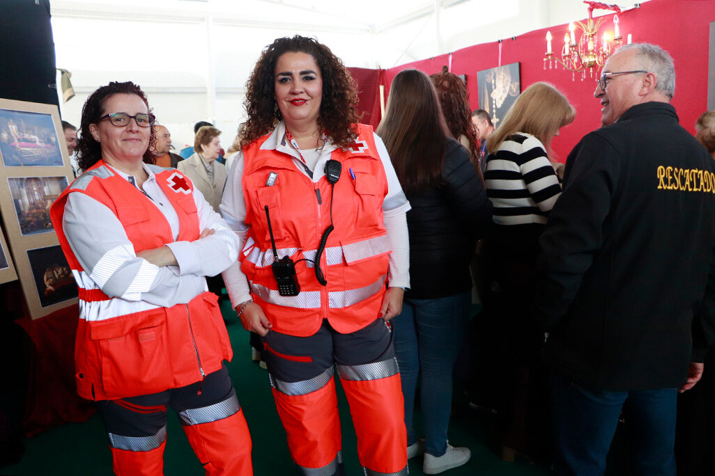 Dos voluntarias de la Asamblea Local, el domingo en la zona de expositores