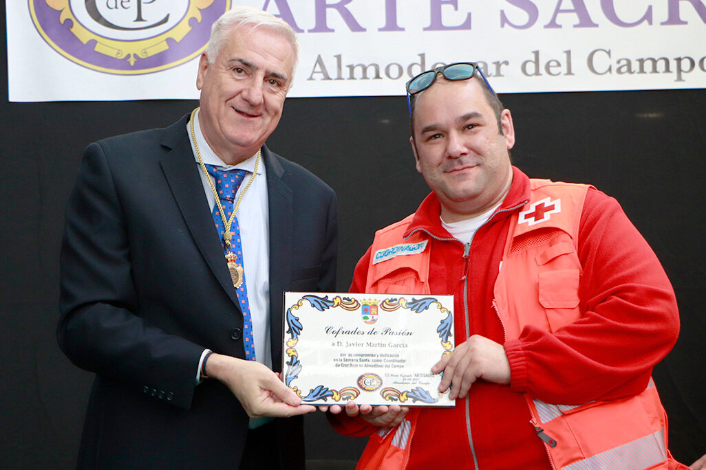 José Lozano y Javier Martín, en el momento de la entrega de la placa