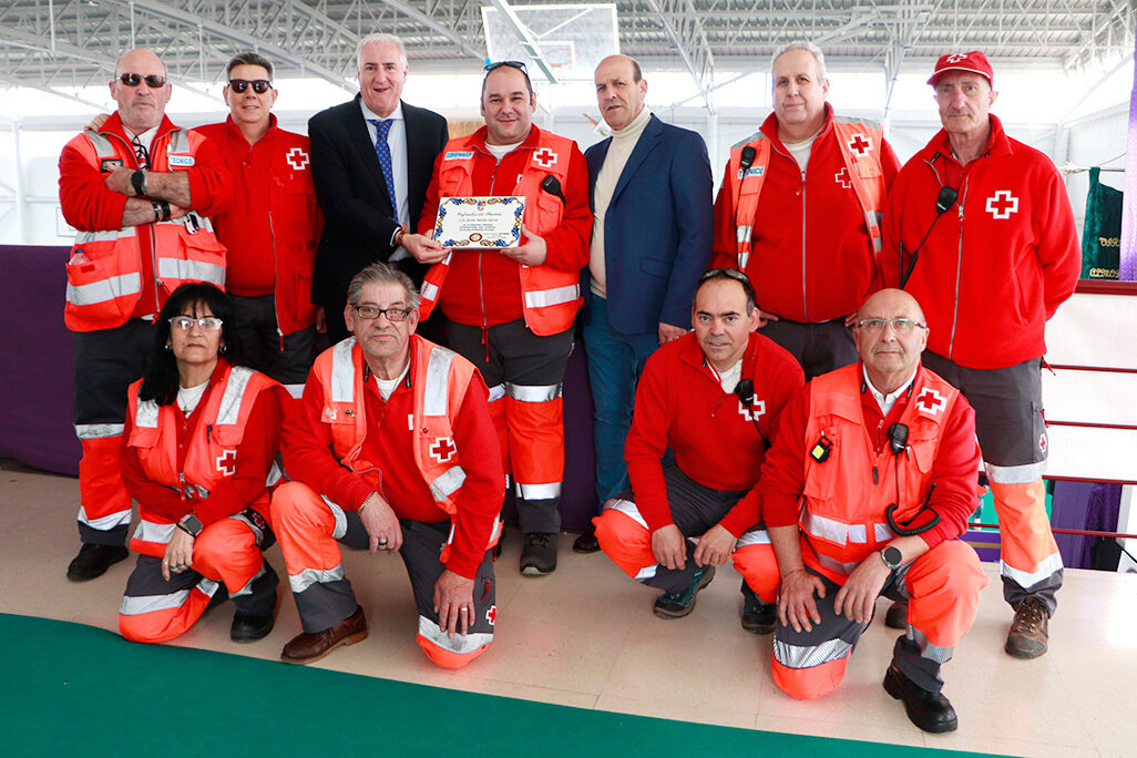 Posado de parte del equipo, junto al primer edil y el presidente local, Paco real