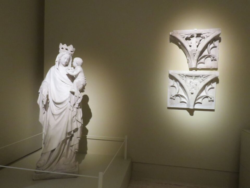 Taller de los Reales Museos del Cincuentenario de Bruselas . A la izquierda, Virgen con el Niño de Hal, 1927 y a la derecha Rinconeras