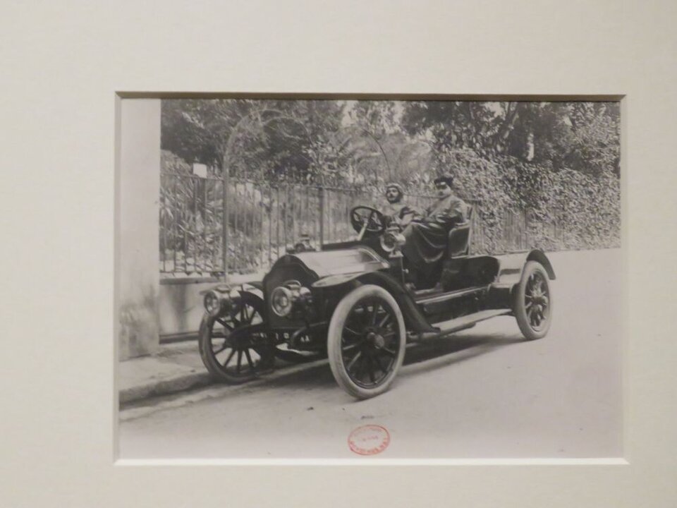Anda Toucard Alfred Agostinelli y Odilon Albaret en coche, 1908