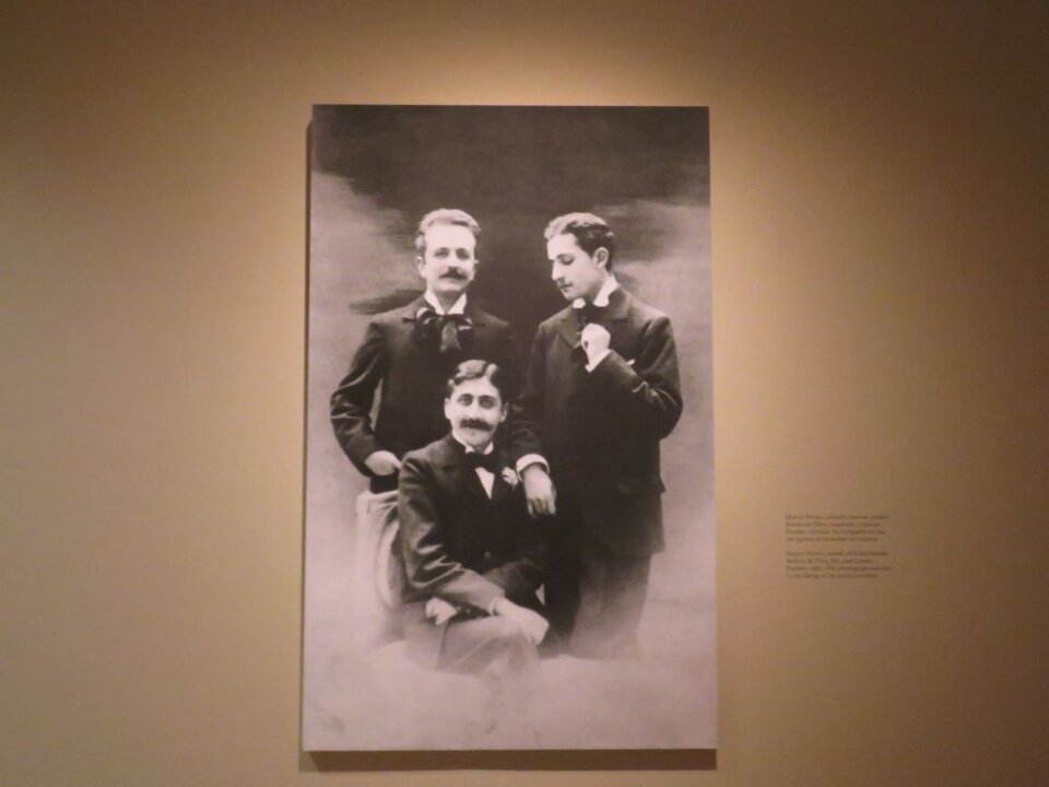 Marcel Proust, sentado, con sus amigos Robert de Flers, izquierda, y Lucien Daudet, derecha. La fotografía no fue del agrado de la madre del escritor