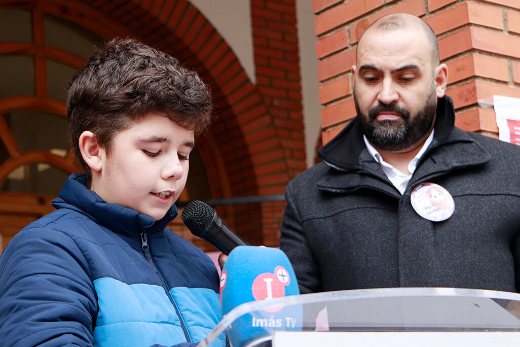 Otro de los dos niños que han dado lectura al manifiesto