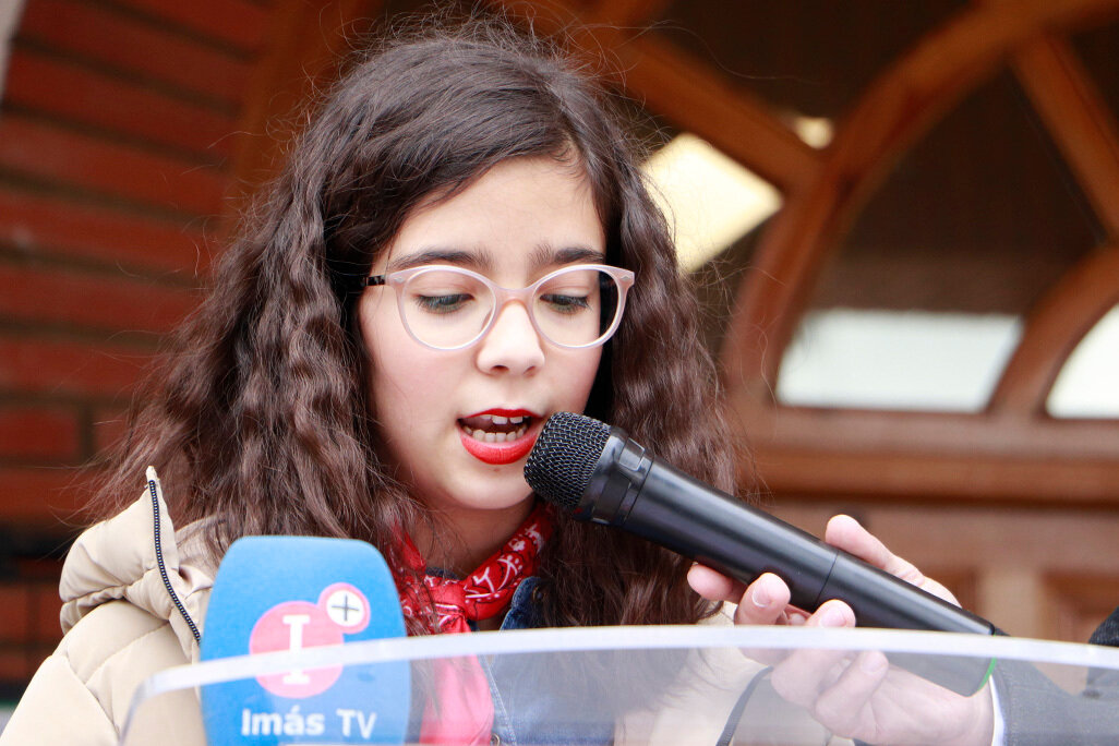 Una de las dos niñas que han leído el manifiesto