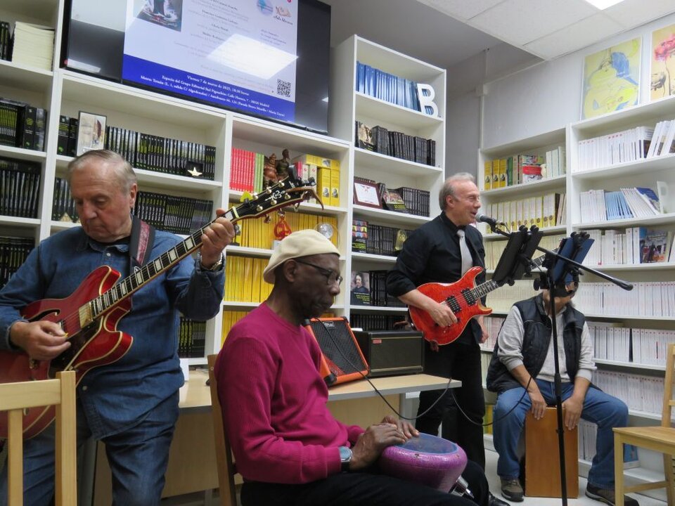 Actuación musical de Fernando Carbonell y su grupo