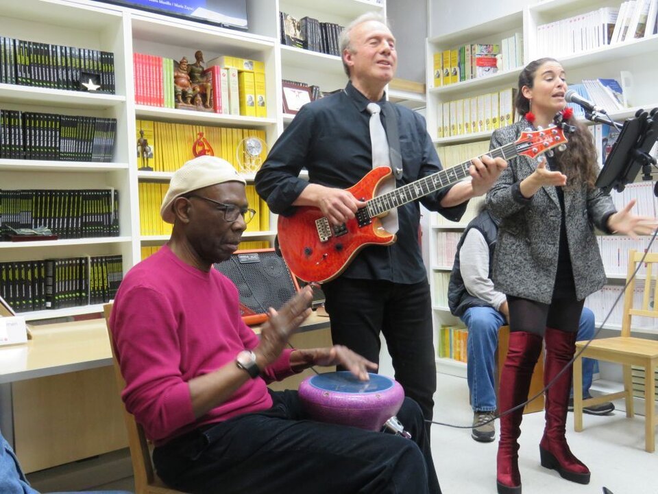 Actuación musical de Fernando Carbonell y su grupo, con la cantante Deborah