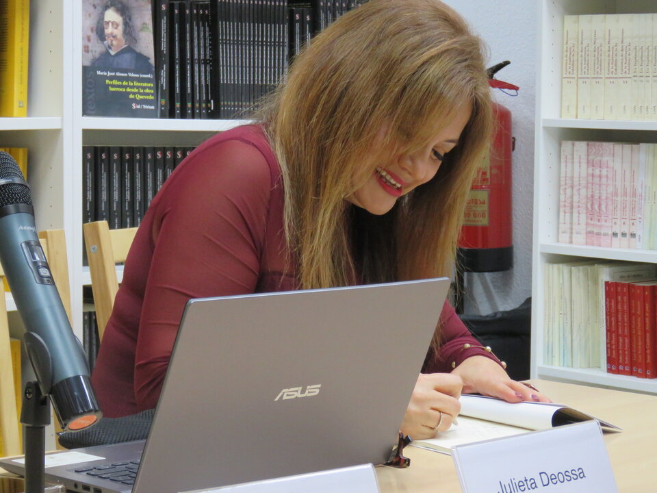 Julieta Deossa firmando ejemplares de su libro