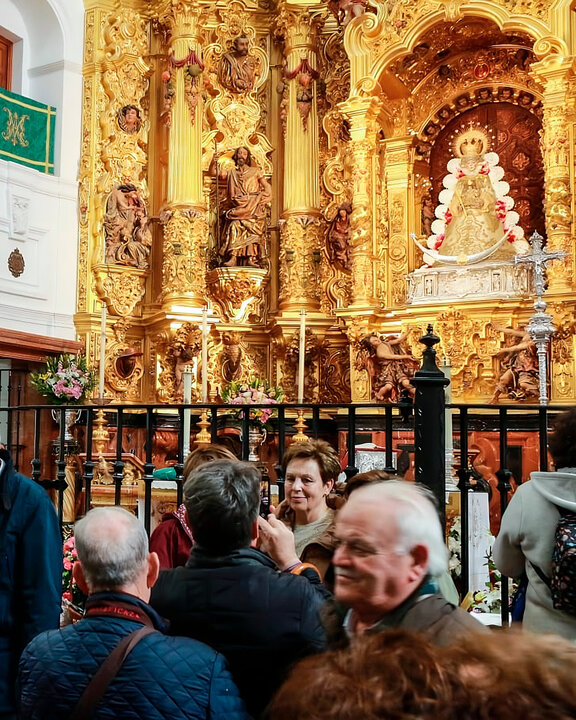 Ante la Blanca Paloma rociera