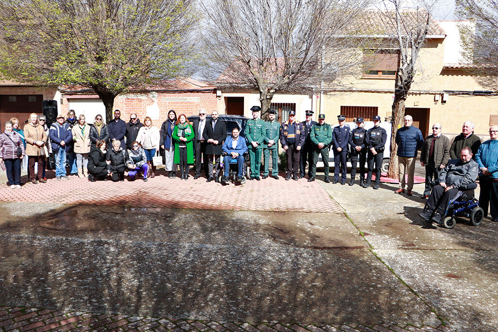 Participantes en el acto, al término del mismo, posando para los medios de comunicación