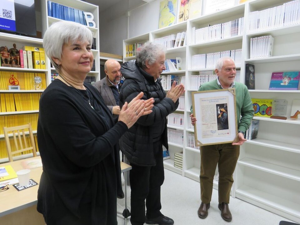 Francisco Javier González Ponce con el Premio Internacional de Poesía «Sial Pigmalión» 2025, que le fue entregado