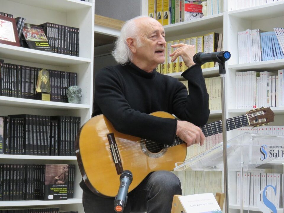 El compositor y cantautor, Amancio Prada, durante su actuación