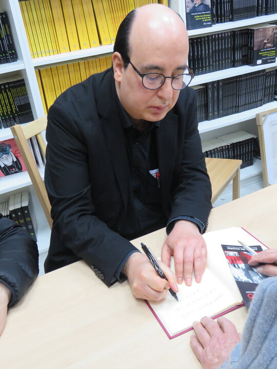 David Coll, firmando ejemplares de su libro
