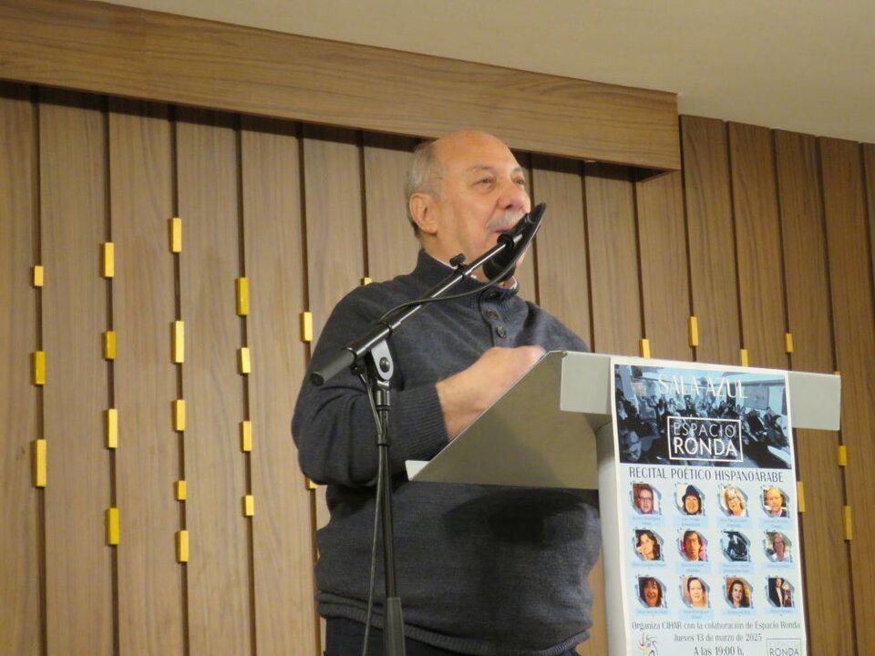 Abdo Tounsi durante la lectura de un poema