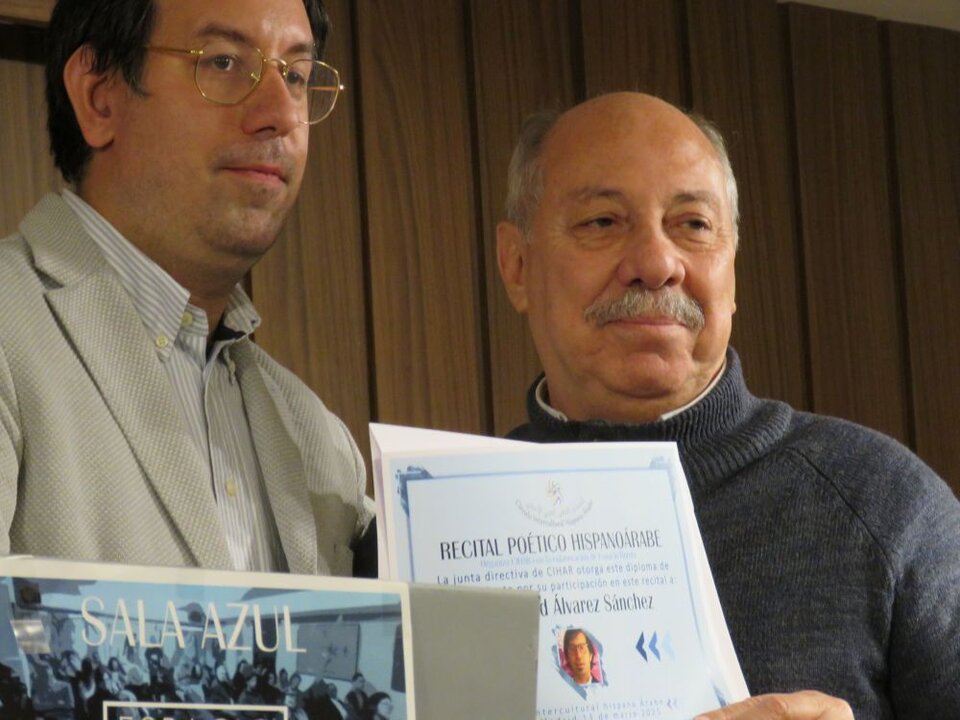 David Álvarez Sánchez con su diploma entregado por Abdo Tounsi