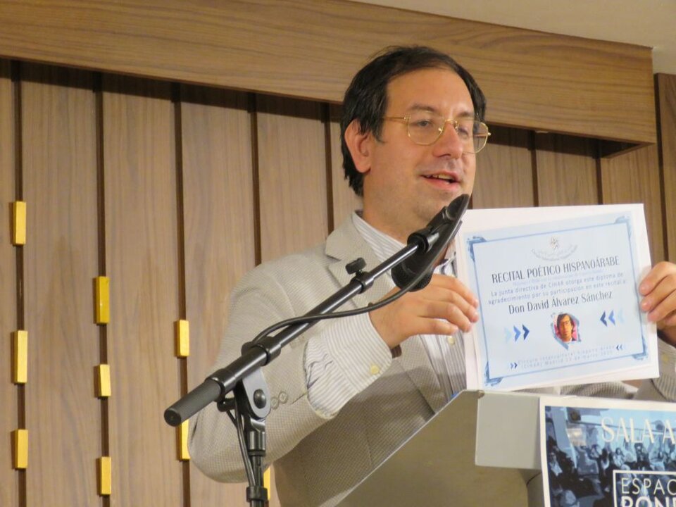 David Álvarez Sánchez con su diploma
