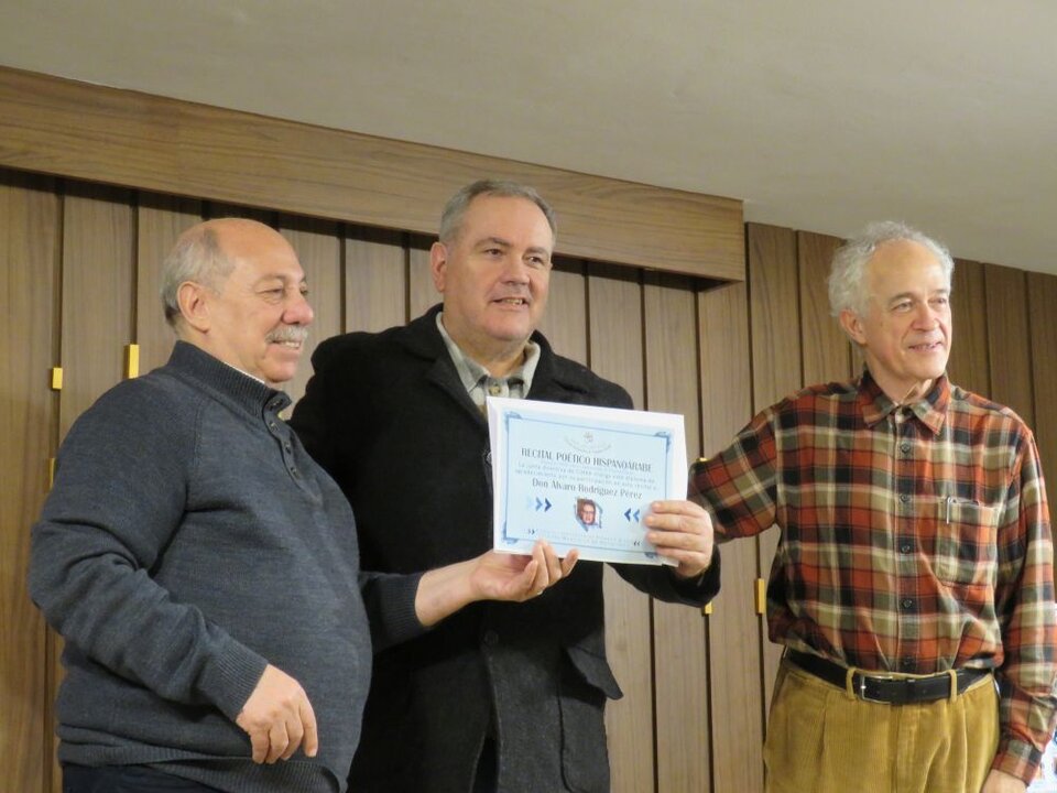 Álvaro Rodríguez Pérez, con su diploma, entregado por Abdo Tounsi y Armando Lozano