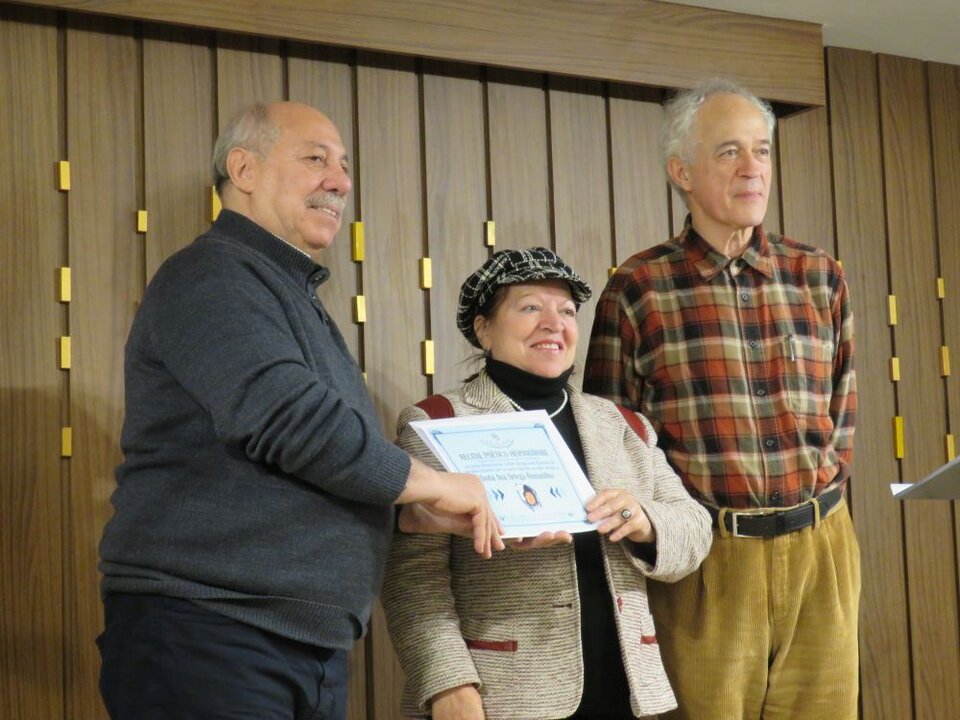 Ana Ortega Romanillos, con su diploma, entregado por Abdo Tounsi y Armando Lozano