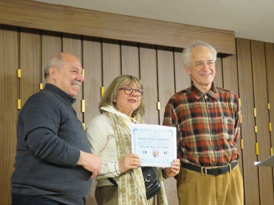 Ana María López Expósito, con su diploma, entregado por Abdo Tounsi y Armando Lozano