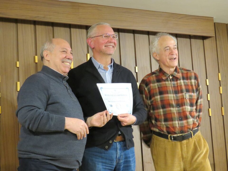 Antonio Portillo Casado, con su diploma, entregado por Abdo Tounsi y Armando Lozano