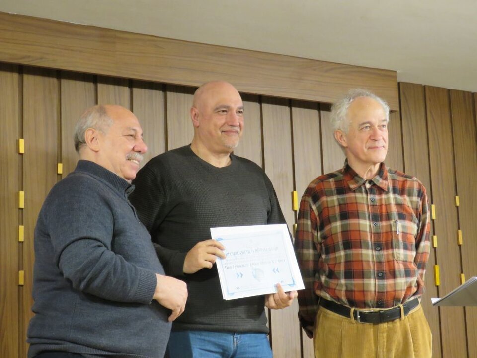 Francisco Javier Alonso Martinez, con su diploma, entregado por Abdo Tounsi y Armando Lozano