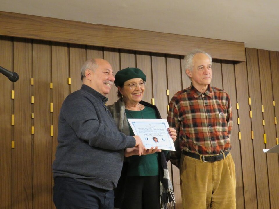 Pilar García Orgaz, con su diploma, entregado por Abdo Tounsi y Armando Lozano
