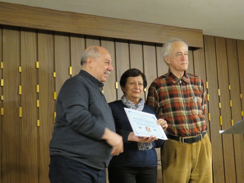Rosa Rodríguez Núñez, con su diploma, entregado por Abdo Tounsi y Armando Lozano