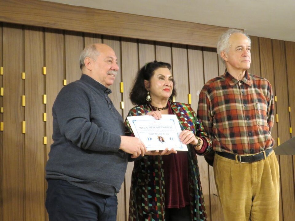 Rosana de Aza, con su diploma, entregado por Abdo Tounsi y Armando Lozano
