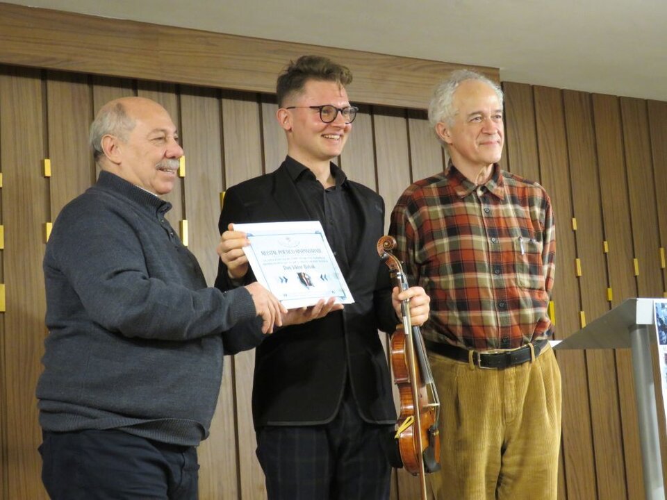 El violinista ucraniano Viktor Babak, con su diploma, entregado por Abdo Tounsi y Armando Lozano