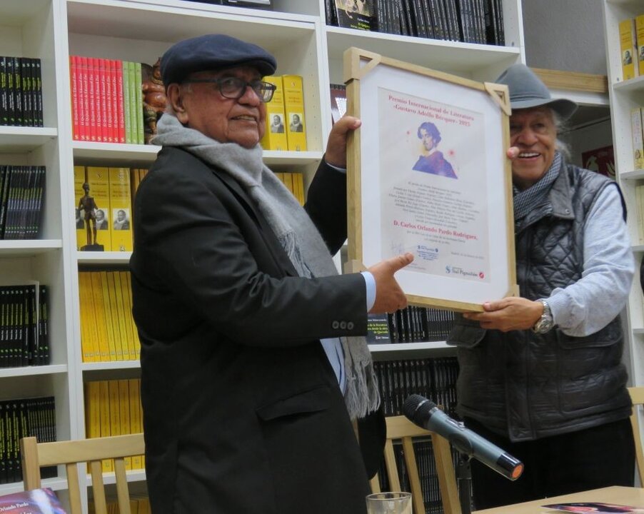 Carlos Orlando Pardo, con su Premio Internacional de Literatura “Gustavo Adolfo Bécquer” 2025 que le fue entregado por Jorge Eliécer Pardo