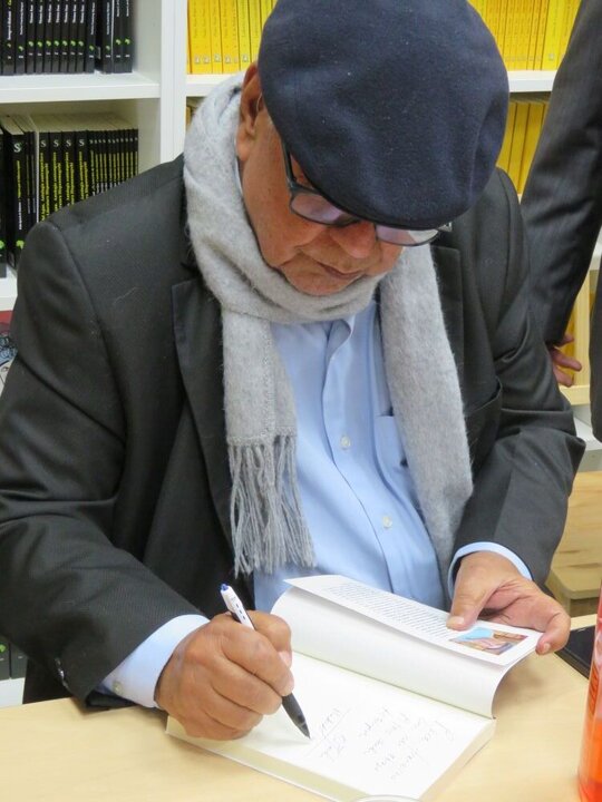 El autor firmando ejemplares de su libro