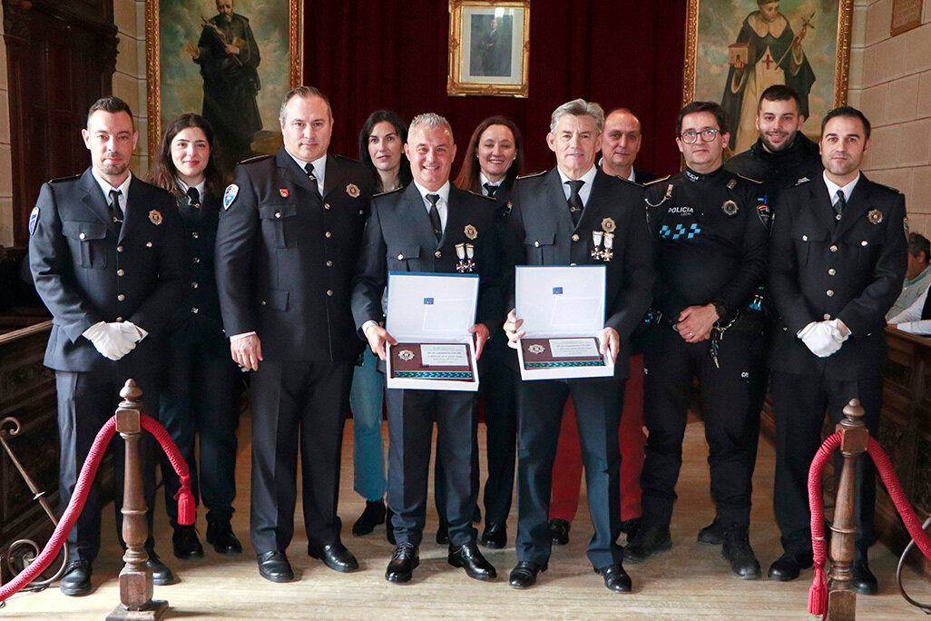 Los homenajeados, junto al resto de compañeros de plantilla que dirige el subispector jefe Juan Ramón Romero