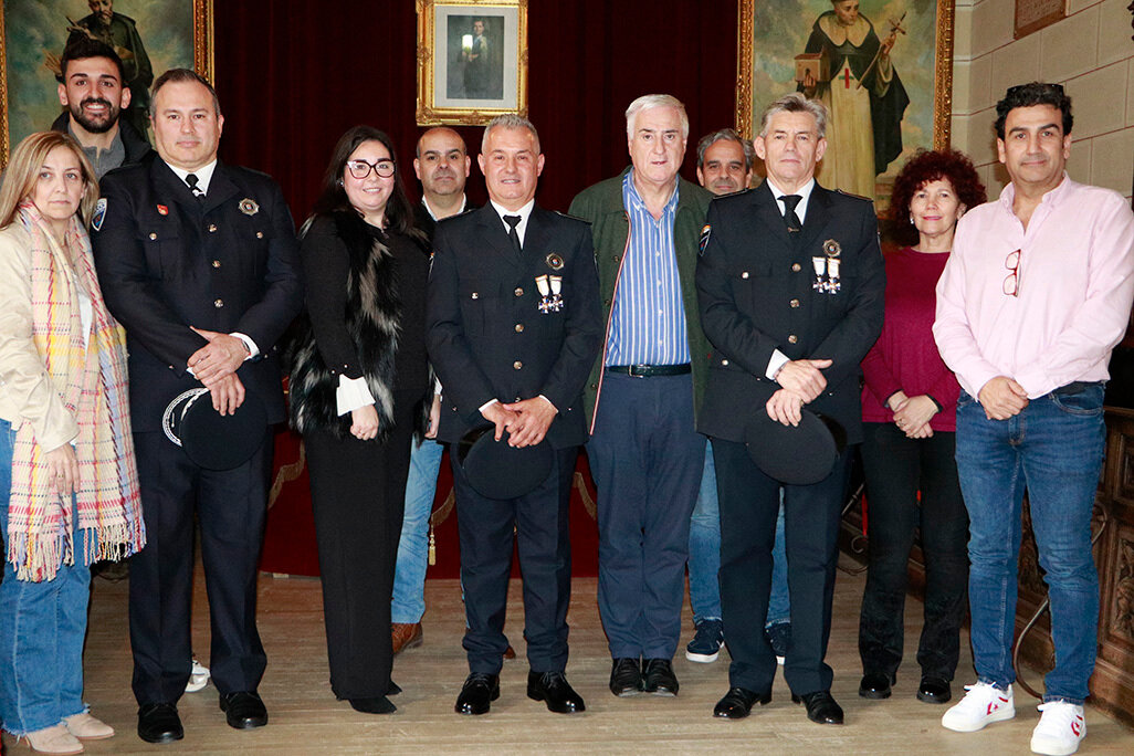 Junto a integrantes de la Corporación municipal