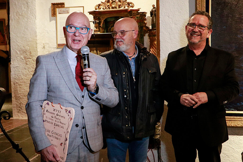 Julián Camacho, en primer término, tras recibir la placa de especial mención a su apoyo