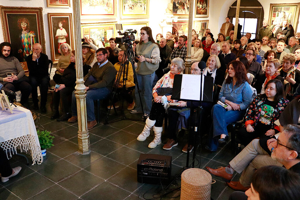 Vista general de la asistencia en la sala principal de la pinacoteca del maestro Alfredo Palmero