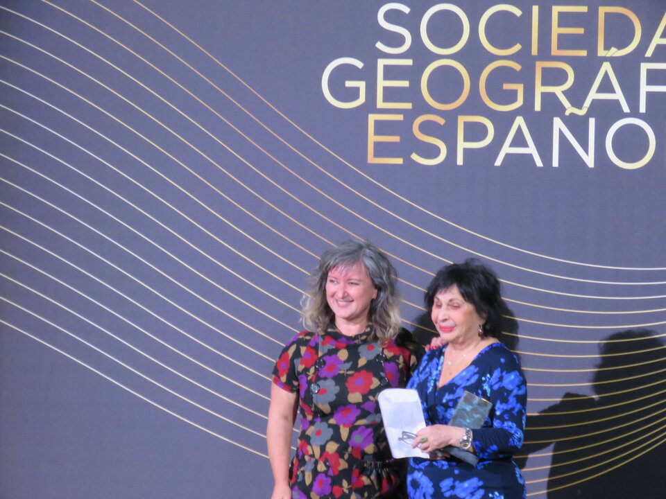 A la derecha, la historiadora Carmen Martín Rubio, Premio Investigación, con su galardón que le fue entregado por Emma Lira, a la izquierda
