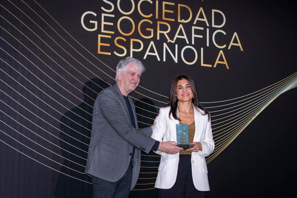 La directora editorial de Nature, Erika Pastrana, Premio Comunicación, que le entregó Juan Luis Arsuaga