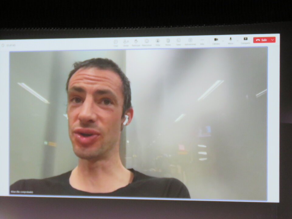 Kilian Jornet, atleta de montaña, Premio Viaje del Año SGE 2024, que intervino por videoconferencia