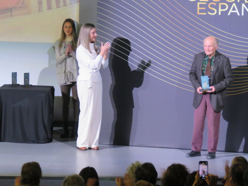 El pintor y escultor de Tomelloso, Antonio López que recibió el Premio Imagen SGE 2024, de manos de Marisa Rodríguez Palop (Iryo)