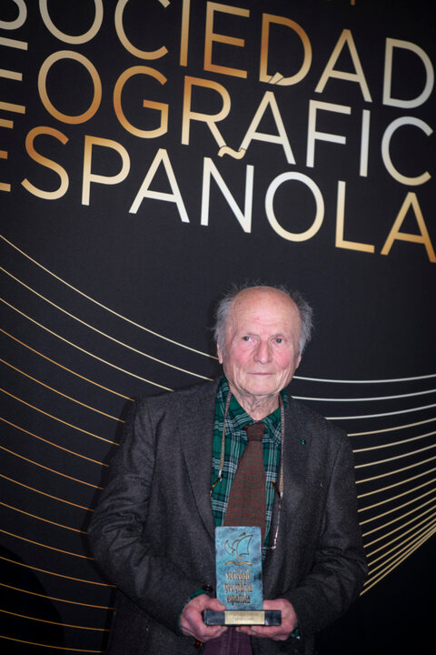 El tomellosero Antonio López con su galardón
