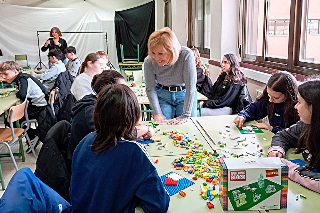 La edil Ana Belén Sáez, preguntando a estudiantes por sus aspiraciones