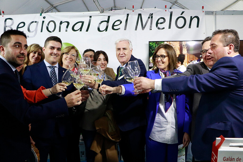 Brindando con el alcalde de Membrilla, Jorge Navas, en el stand de su municipio, invitado este año