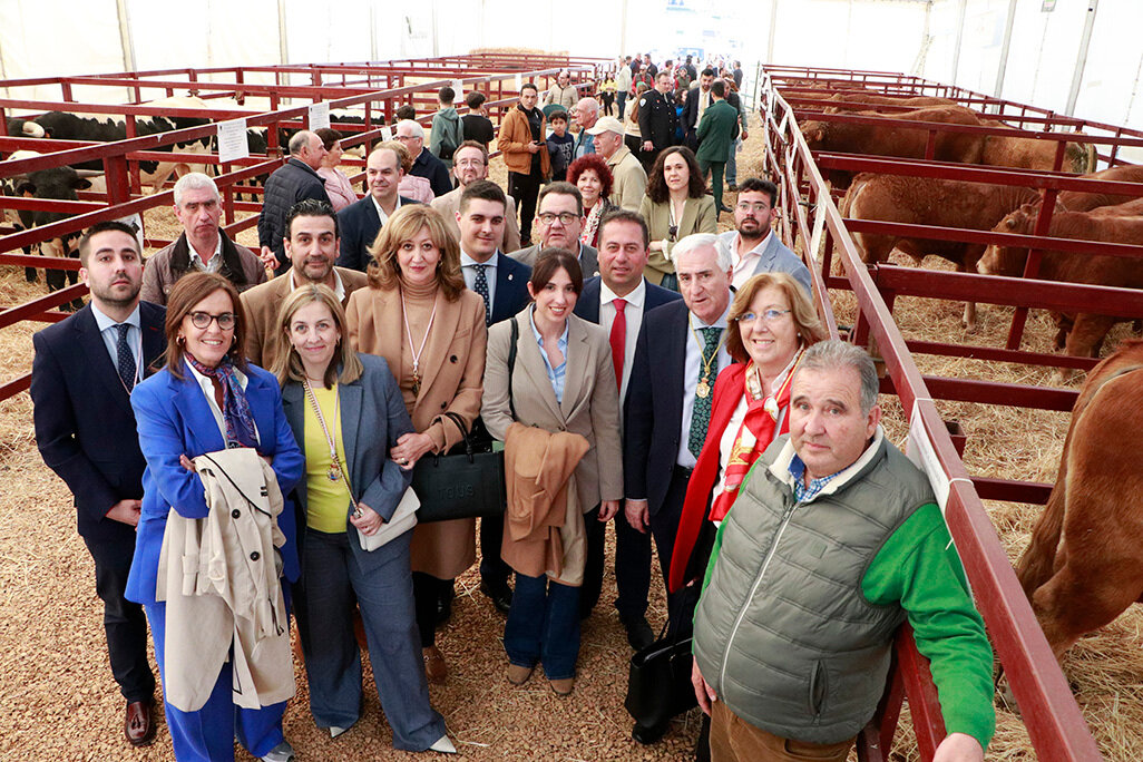 Autoridades, durante su visita a las carpas ganaderas