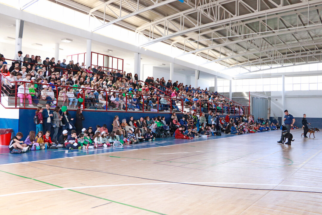 El Pabellón de Deportes ha albergado la exhibición de perros policía