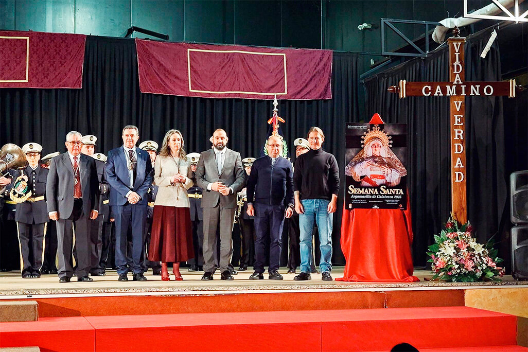 El autor, entre el cartel y autoridades y representantes de Parroquia y cofradías, anoche en el Centro Cultural
