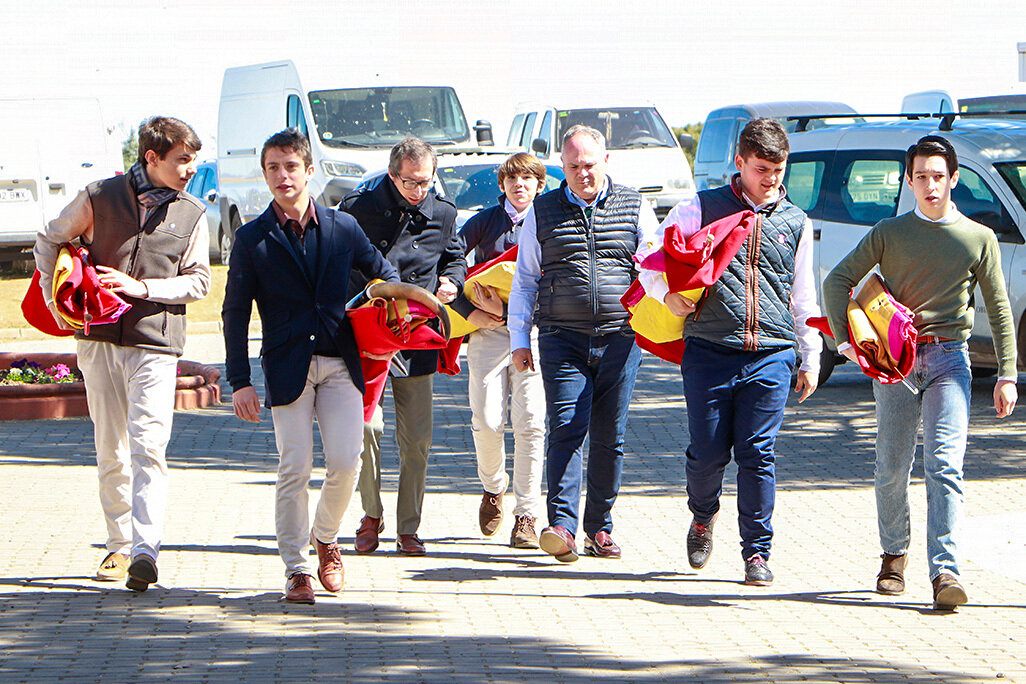 Los cinco estudiantes de la escuela madrileña, de camino a la muestra de toreo de salón que han dado esta mañana en Almodóvar del Campo