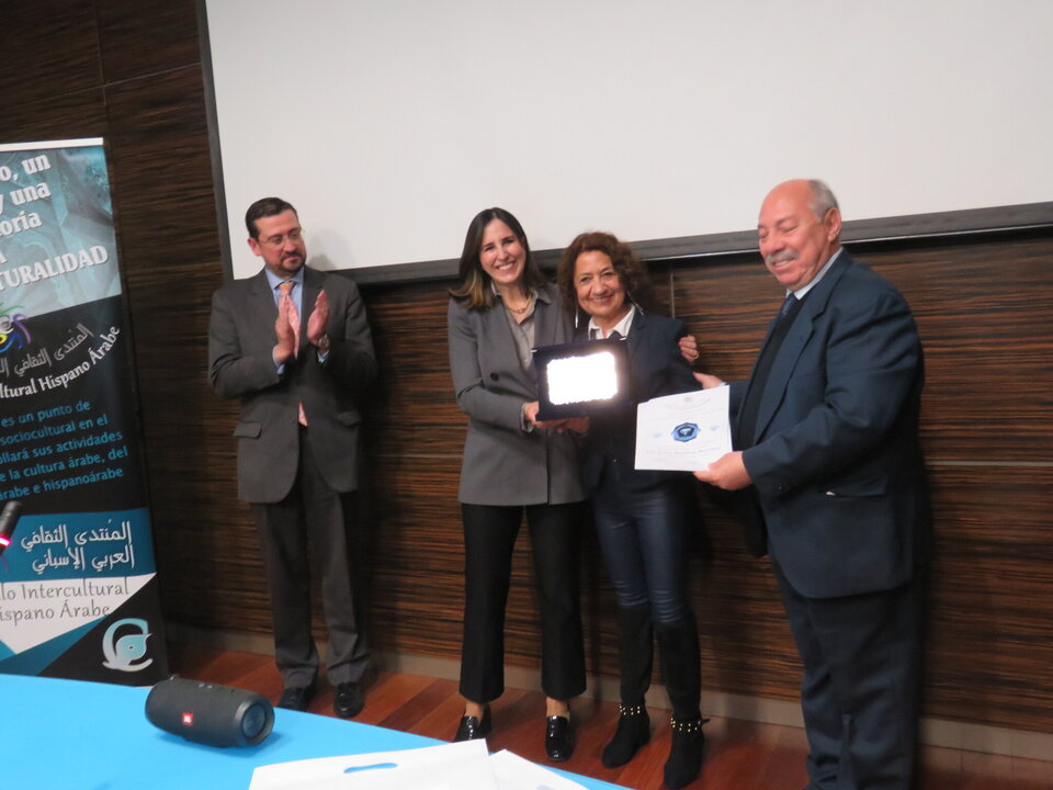 Miguel Moro Aguilar, Cristina Juarranz, Rosa Isabel Martínez y Abdo Tounsi, durante la entrega de la “Medalla CIHAR de Diamante” ,a título póstumo a Pedro Martínez Montañez