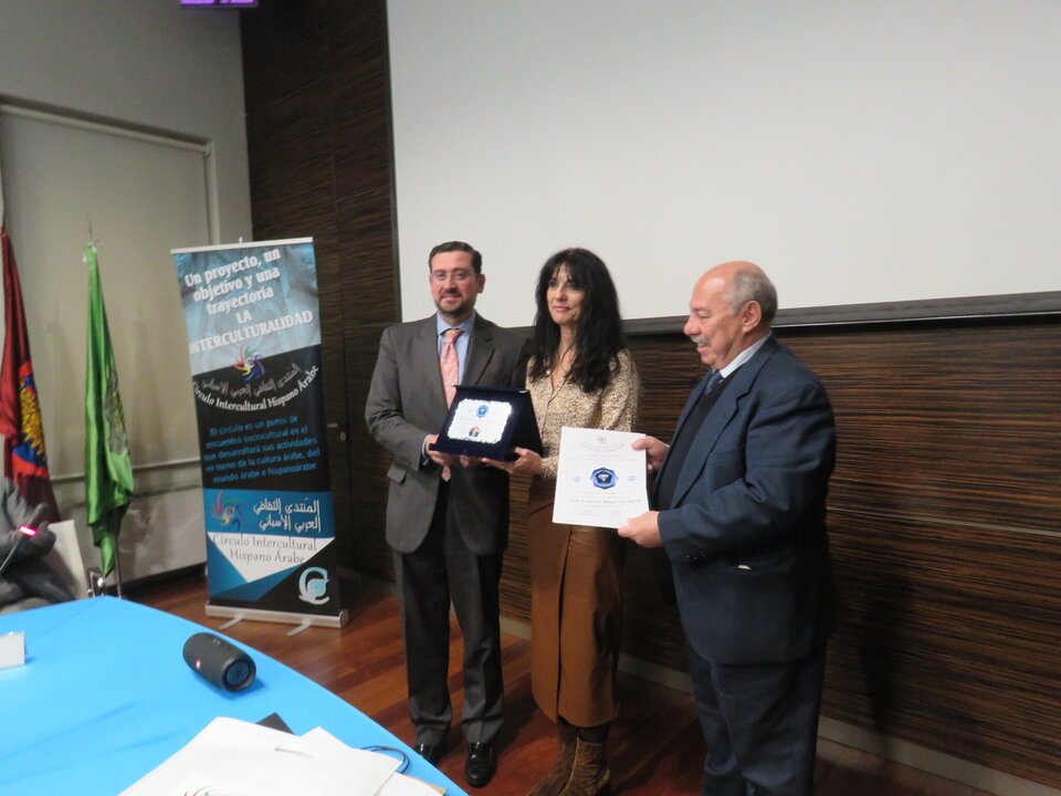 Miguel Moro Aguilar, Ana Barrero y Abdo Tounsi, durante la entrega de la “Medalla CIHAR de Diamante” ,a título póstumo, a Federico Mayor Zaragoza
